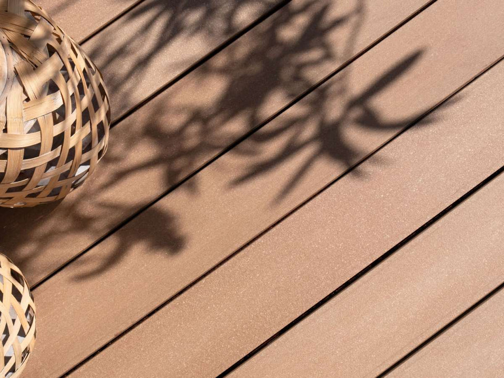Moderne Holzdielen in hellbraun aus Holz und Polytehylen, Nahaufnahme, online bestellen