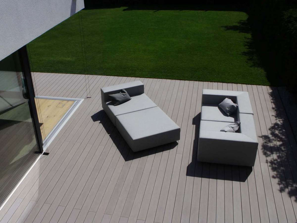 Terrasse WPC modern mit grauen WPC Dielen und modernen Outdoormöbeln