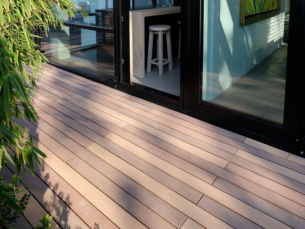 Moderne Terrasse mit braunen WPC Terrassenbelag aus Holz - Dielen im Shop